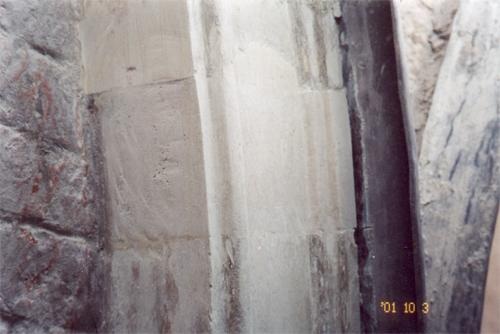 Фрагмент белокаменного архивольта галереи после реставрации