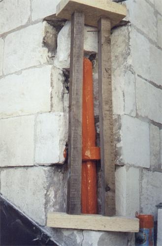 Разрушившийся угол кладки в процессе реставрации