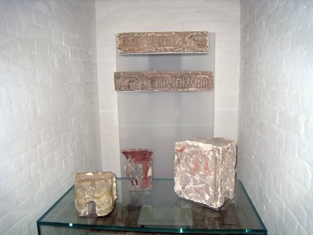 Подлинные белокаменные детали несохранившихся памятников Кремля в экспозиции