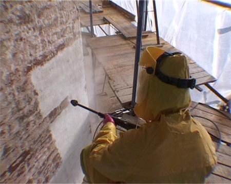 Очистка кирпичной кладки фасадов от старых отделочных слоев с помощью пароструйной установки