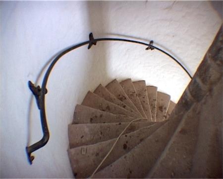 Внутристенная винтовая лестница после реставрации