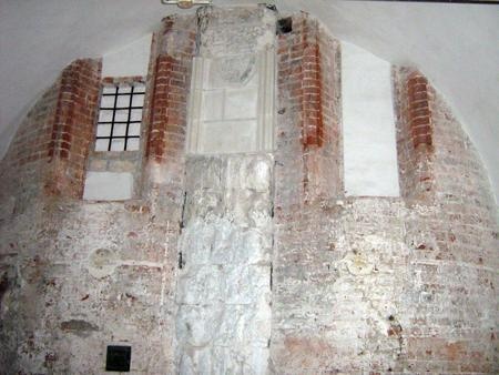 Реставрация стены северной апсиды собора с фрагментарным восстановлением утраченных профилей