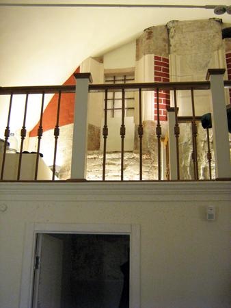 Хоры с перегородкой под ними в интерьере придела