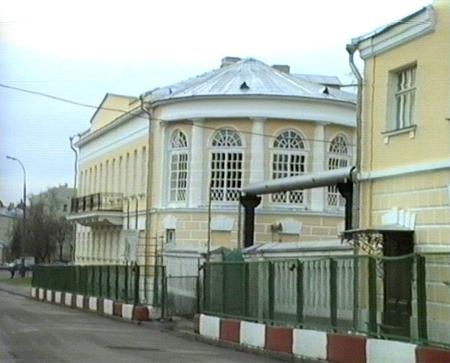 Общий вид усадьбы с Манежной улицы после реставрации фасадов