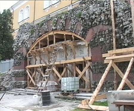 Противоаварийные работы, установка поддерживающей опалубки под свод памятника