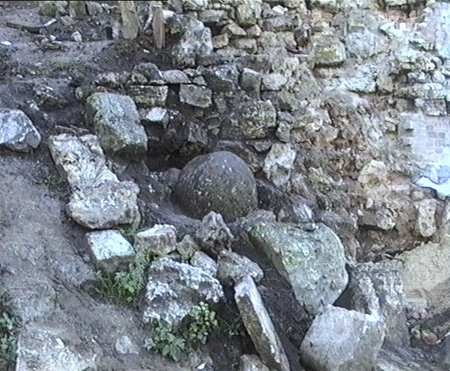 Каменное ядро, обнаруженное в забутовке кладки северного крыла Грота при его разборке