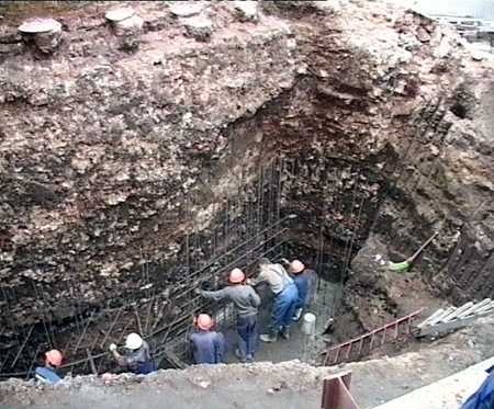 Вскрытие после проведения цементации стен Грота на всю глубину для устройства дублирующей подпорной стенки, установка металлического каркаса перед бетонированием