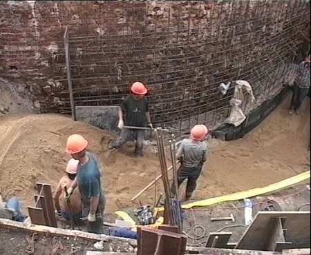 Процесс устройства железобетонной подпорной стенки с гидроизоляцией