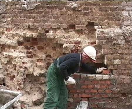 Вычинка кирпичной кладки задней наружной стенки Грота