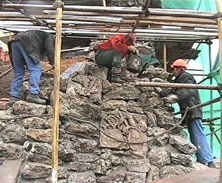 Восстановление белокаменной кладки северного крыла Грота с постановкой на место вставок из резных архитектурных деталей от разобранных после пожара 1812 года зданий