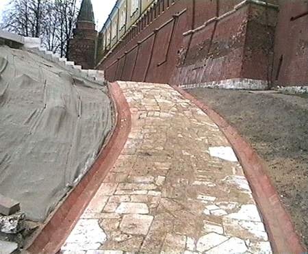 Общий вид воссозданной дорожки на верхнюю площадку Грота