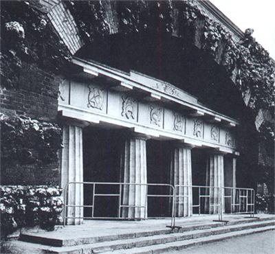 Общий вид грота в Александровском саду