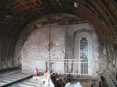 Интерьер второго яруса с видом на северную стену после разборки конструкции трапециевидного потолка