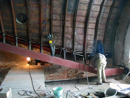 Приварка существующих кружал покрытия к вновь установленной несущей балке