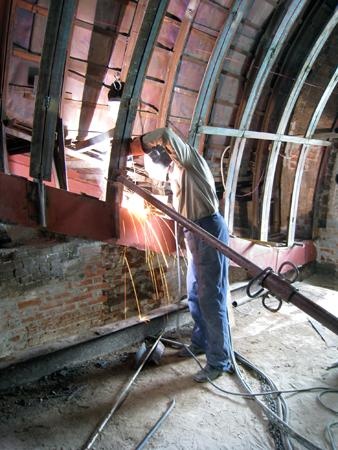 Приварка новых кружал подшивного потолка к несущей балке