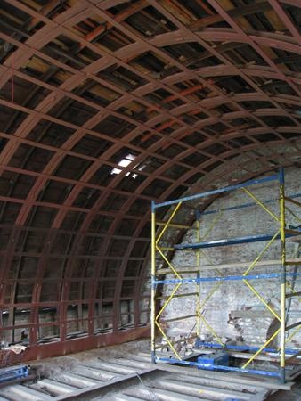 Новая конструкция подшивного потолка после монтажа и покрытия огнезащитным составом