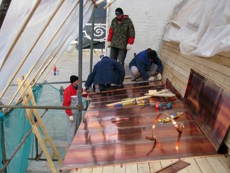 Устройство новой медной кровли над пристройкой – покрытие полицы