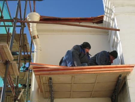 Покрытие входного козырька медной кровлей