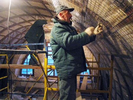 Привязка штукатурной сетки к каркасу потолка