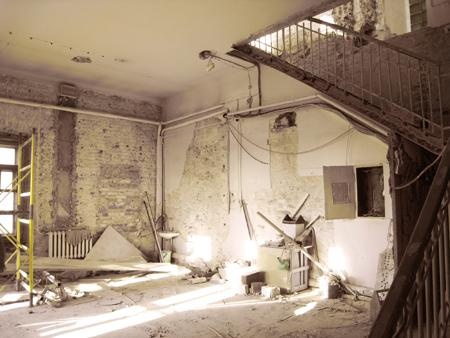 Первый ярус. Разобрана перегородка, отделявшая лестницу, со стен сбивается штукатурка