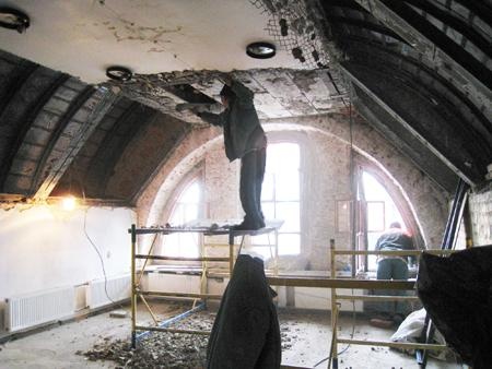 Демонтаж подшивного потолка на втором ярусе