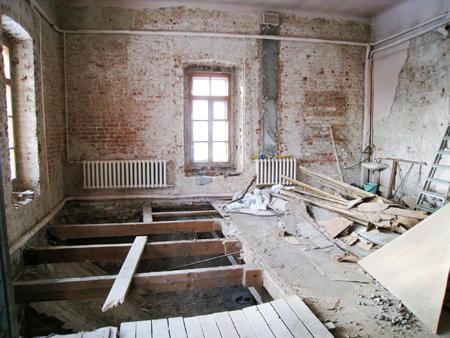 Разборка перекрытия над подпольем первого яруса