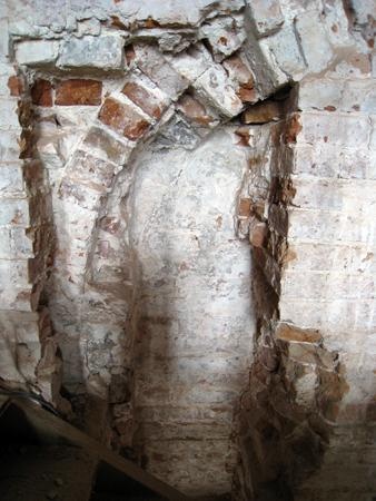 Зондаж в северной стене пристройки, раскрыта арочная ниша