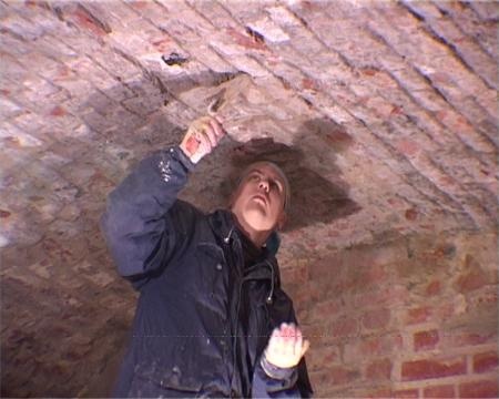 Зачеканка швов кирпичной кладки свода южной палаты сложным раствором