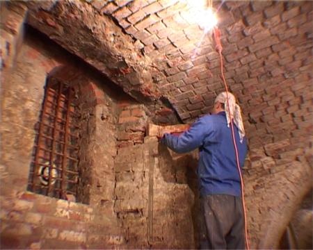 Выкладка разрушенного откоса древнего оконного проема в южной палате