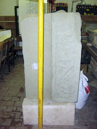 Обессоливание белокаменного блока колонны малого портала путем нанесения на поверхность специального состава