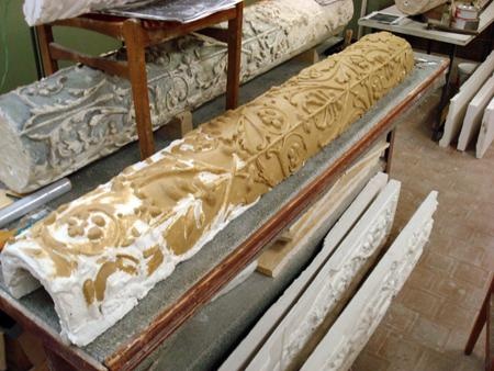 Воссоздание в пластилине утраченной резьбы на гипсовой модели колонки центрального портала по аналогии с сохранившейся резьбой подлинной колонки