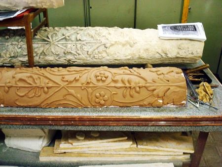 Воссоздание в пластилине утраченной резьбы на гипсовой модели колонки центрального портала по аналогии с сохранившейся резьбой подлинной колонки