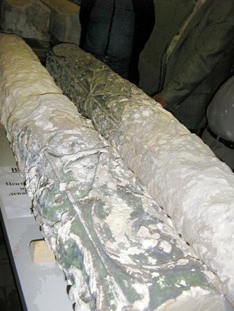 Колонки центрального западного портала после их консервации в лаборатории ГосНИИРа