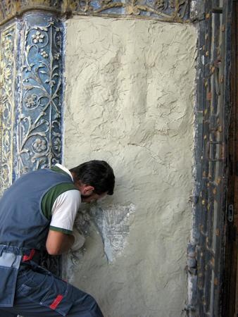 Снятие отработанного слоя санирующего состава с резных откосов центрального западного портала