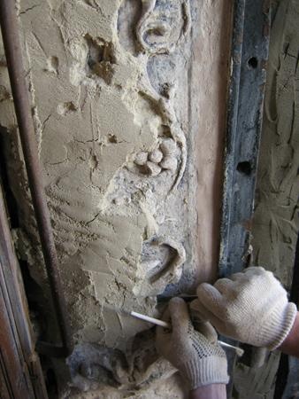 Снятие отработанного слоя санирующего состава с резных откосов центрального западного портала