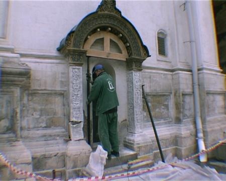 Подготовка к демонтажу колонок малого северного портала на западном фасаде Собора