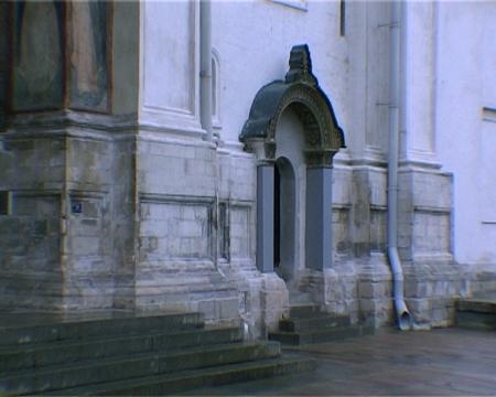 Демонтированные белокаменные колонны северного малого портала, закамуфлированные фанерным коробом