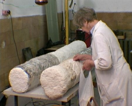 Обессоливание белого камня резных колонн центрального портала