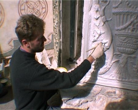 Снятие силиконовых форм с резного белокаменного орнамента наружных и внутренних откосов центрального портала