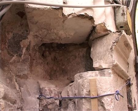 Верхняя часть левой стороны южного портала после демонтажа пилястры