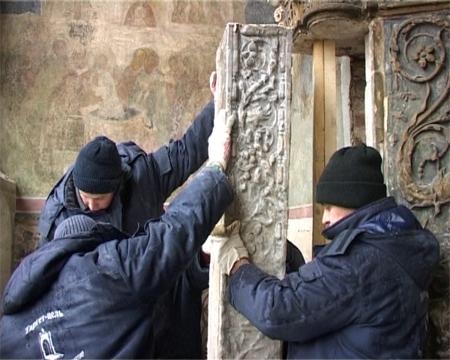 Демонтаж левой пилястры западного портала