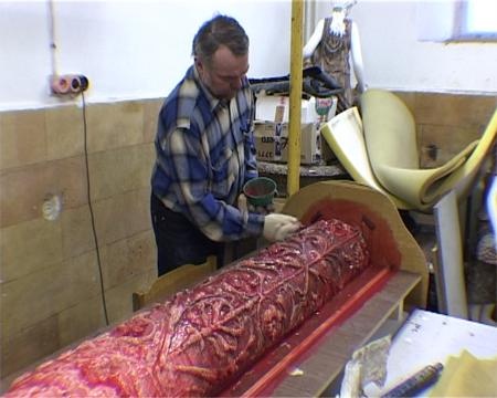 Заливка резьбы демонтированных деталей силиконовой массой с целью изготовления формы для временных гипсовых копий