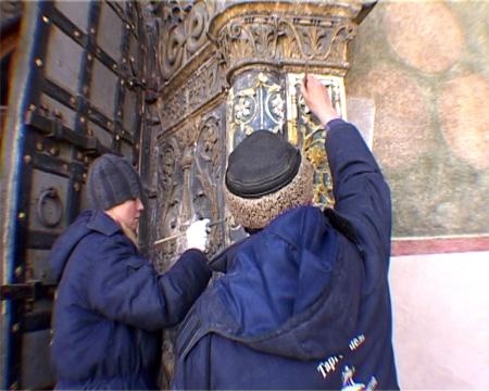 Подкраска по месту новодельных элементов портала