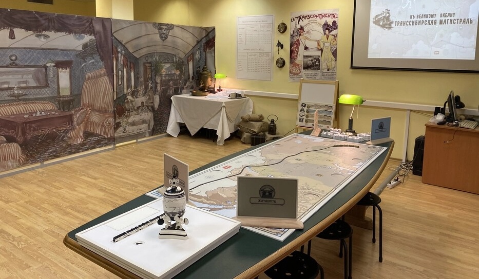 Игровое пространство переносит участников в интерьер императорского поезда