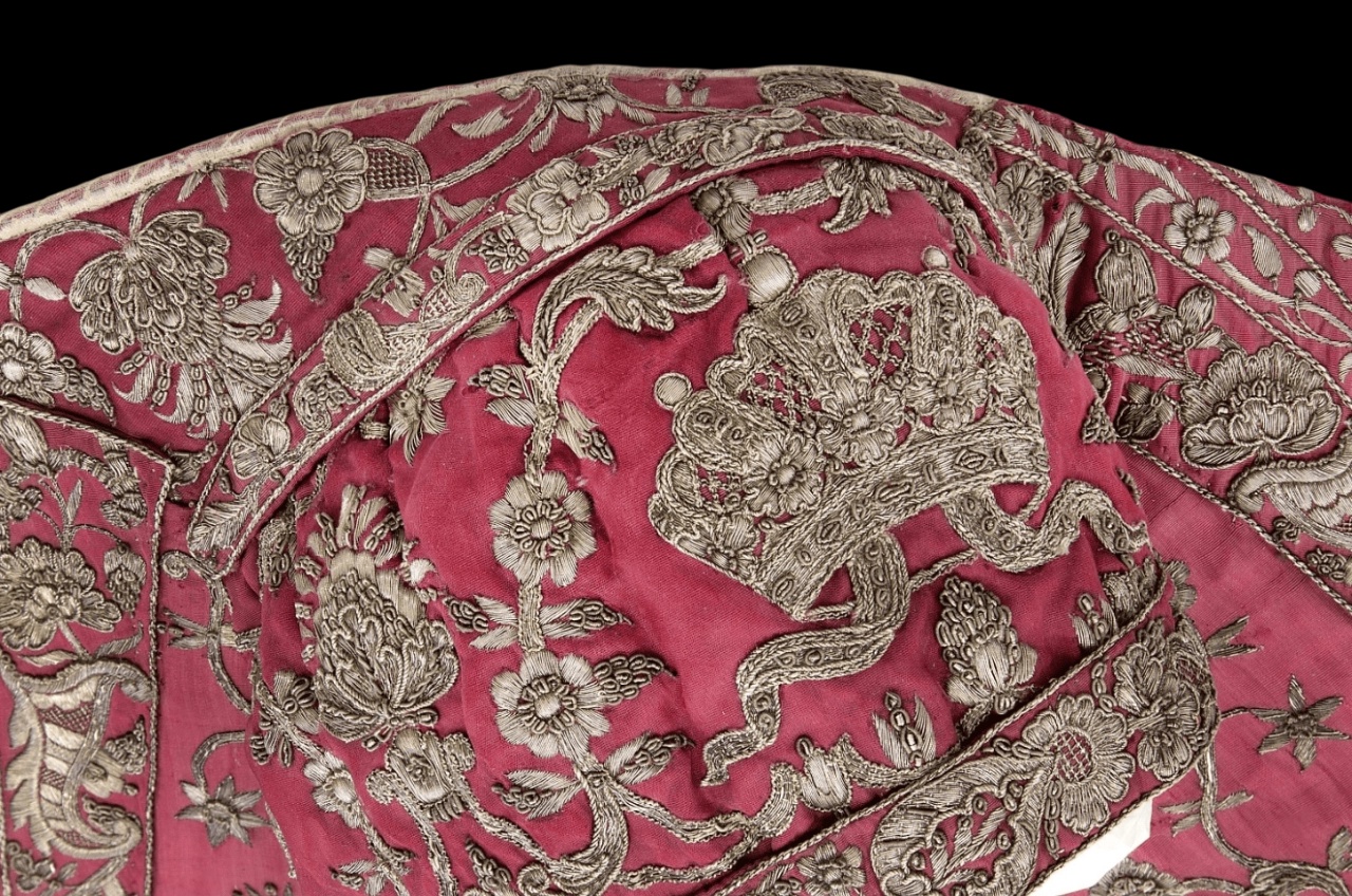 Платье коронационное (деталь).webp